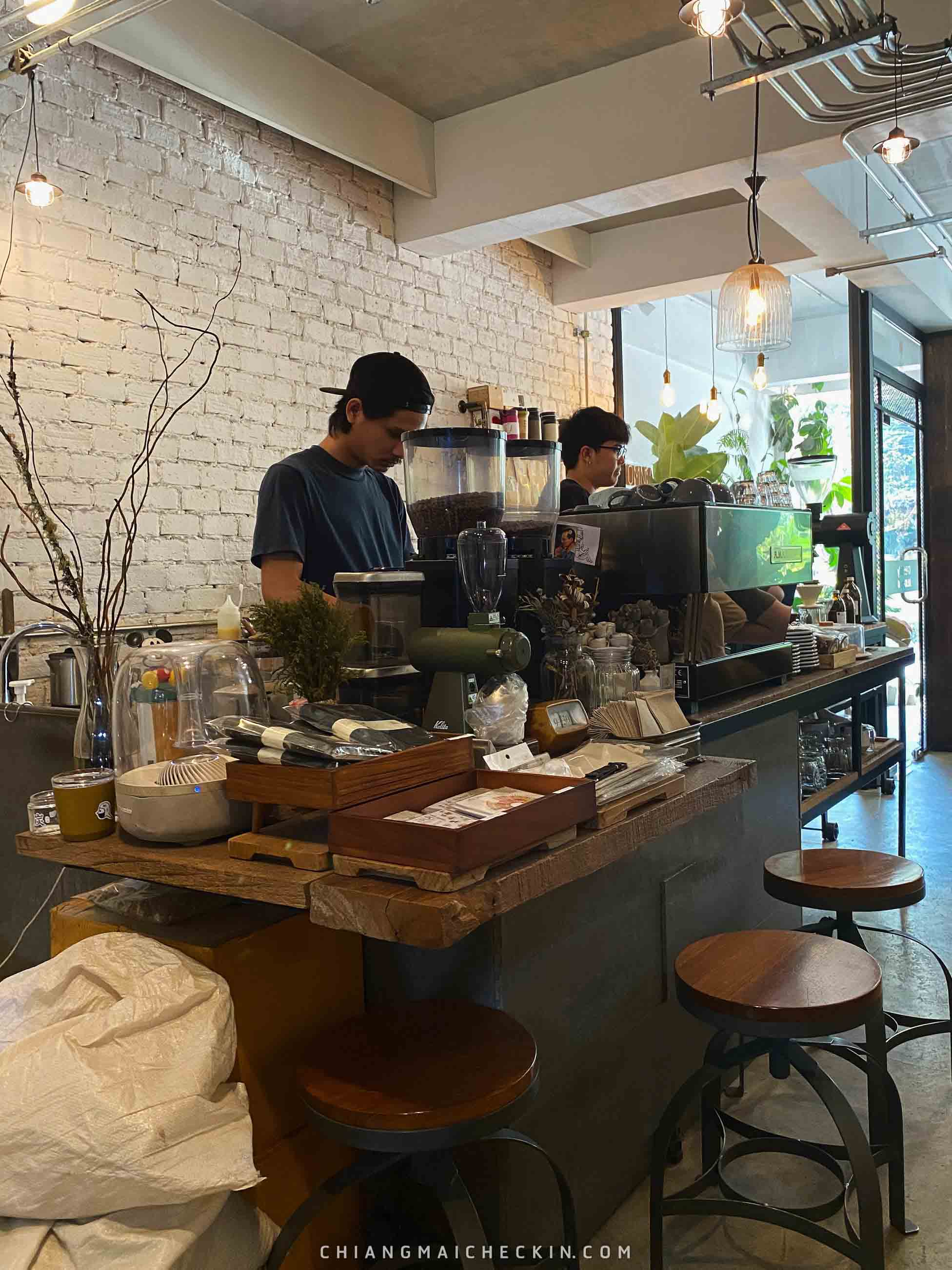 Omnia Cafe and Roastery คาเฟ่กาแฟแนวเทรดดิชั่นการชงจะเน้นรสชาติของกาแฟจริงๆ บรรยากาศร้านออกแนวธรรมชาติ